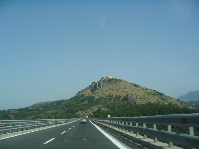 Die A3 hat auf ihrer ganzen Länge zwischen Salerno und Reggio Calabria keine Standstreifen. Sie wird bis 2020 vollständig saniert bzw. neu gebaut. Die A3 hat auf ihrer ganzen Länge zwischen Salerno und Reggio Calabria keine Standstreifen. Sie wird bis 2020 vollständig saniert bzw. neu gebaut.