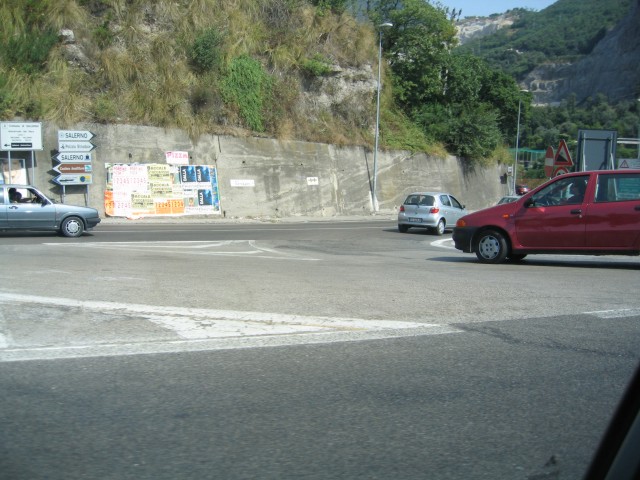 Kriminelle Ausfahrt Salerno nord. Ohne Verzögerungsspur. Zwischen Autobahn und Querstrasse haben zwei Autos Platz. Kriminelle Ausfahrt Salerno nord. Ohne Verzögerungsspur. Zwischen Autobahn und Querstrasse haben zwei Autos Platz.