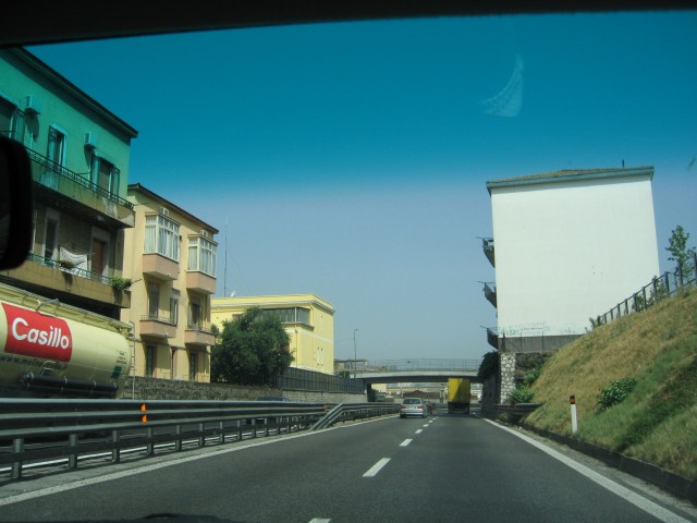 Cava dei Tirreni bei Salerno. Näher kann man nicht an die Autobahn bauen. Cava dei Tirreni bei Salerno. Näher kann man nicht an die Autobahn bauen.