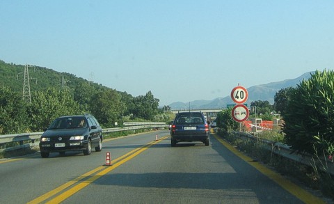 Die nächsten 40km verläuft die A3 im flachen Vallo di Diano.