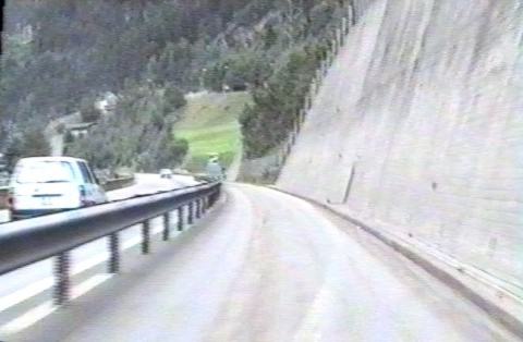 Unwetter haben die Hauptstrasse 2 zwischen Amsteg und Wassen unpassierbar gemacht. Zur Not wurde der Standstreifen der A2 als Ersatz bereitgestellt.