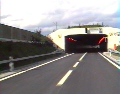Der Rinderweid Tunnel, zur Hälfte unter dem Grundwasserspiegel. Der Rinderweid Tunnel, zur Hälfte unter dem Grundwasserspiegel.