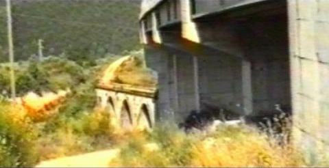 Viadotto di Brienza, oben die ss598, unten die Bahnbrücke, die nicht mal mehr als Feldweg genutzt werden kann