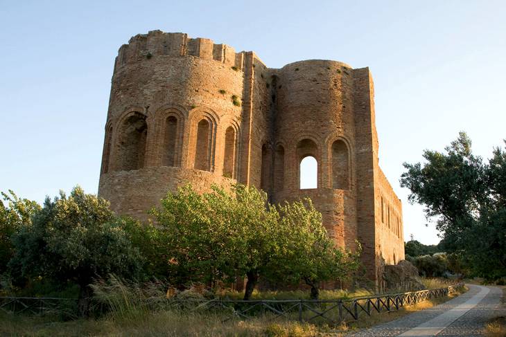 Überreste der romanische Kirche von Scolacium