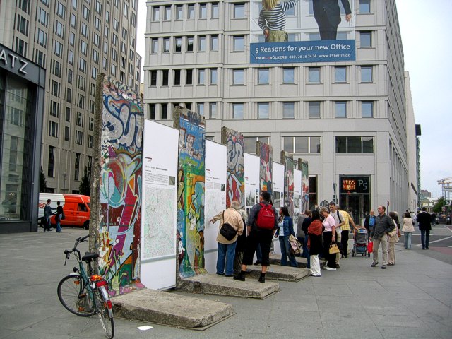 Mauerelemente am Potsdamer Platz