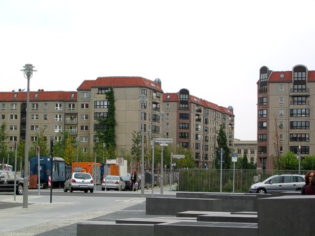 DDR-Plattenbauten, Voßstraße, davor Holocoust Mahnmal